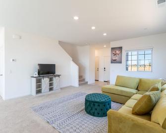Private Rancho Cordova Retreat - Rancho Cordova - Living room