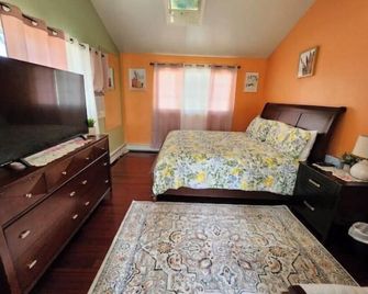 Lovely 1-Bedroom Apt With King Bed, 50” Tv. - Amityville - Bedroom