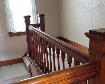 4-bedroom farmhouse in delightful Pella with AC for relaxing stays - Pella - Stairs