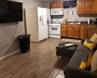 1 BRM Basement Apartment/ 420 friendly outside - Lakewood - Kitchen