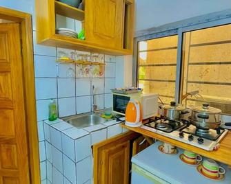 Studio A1 B-ssadi Santa Lucia wifi canal gardien - Douala - Kitchen