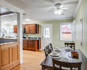 Perfect Notre Dame Weekend Space Walk to Campus - South Bend - Dining room