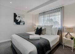 Convenient 2 Bedroom Townhouse with Parking - Belconnen - Bedroom