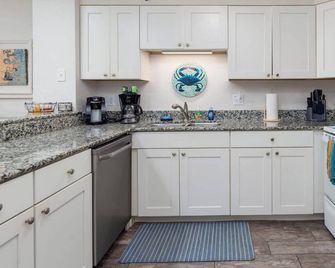 Beachfront Condo with Ocean Views and Pool Access - Kill Devil Hills - Kitchen