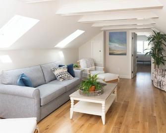 Charming 2-bedroom escape in the center of historic Wickford Village - North Kingstown