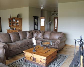 Home On The Sprague River In Chiloquin, Oregon-40 Miles From Crater Lake - Chiloquin - Living room