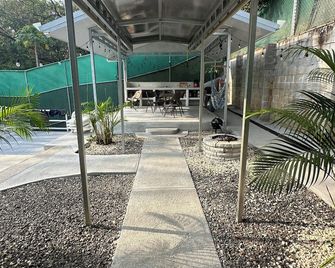 Charming 2-bedroom 2.5 bath house with a private pool,AC, WiFi in serene Orotina - Orotina - Patio