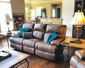 Gorgeous Home In Upscale Neighborhood - Room For The Whole Family 4 bedrooms! - Pawhuska - Living room