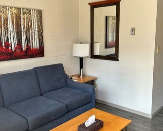 Saddle Mountain Lodge - Blue River - Living room