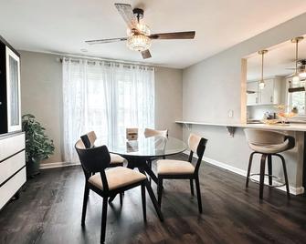Charming 2-bedroom house in terrific Asheboro with AC, WiFi - Asheboro - Eetruimte