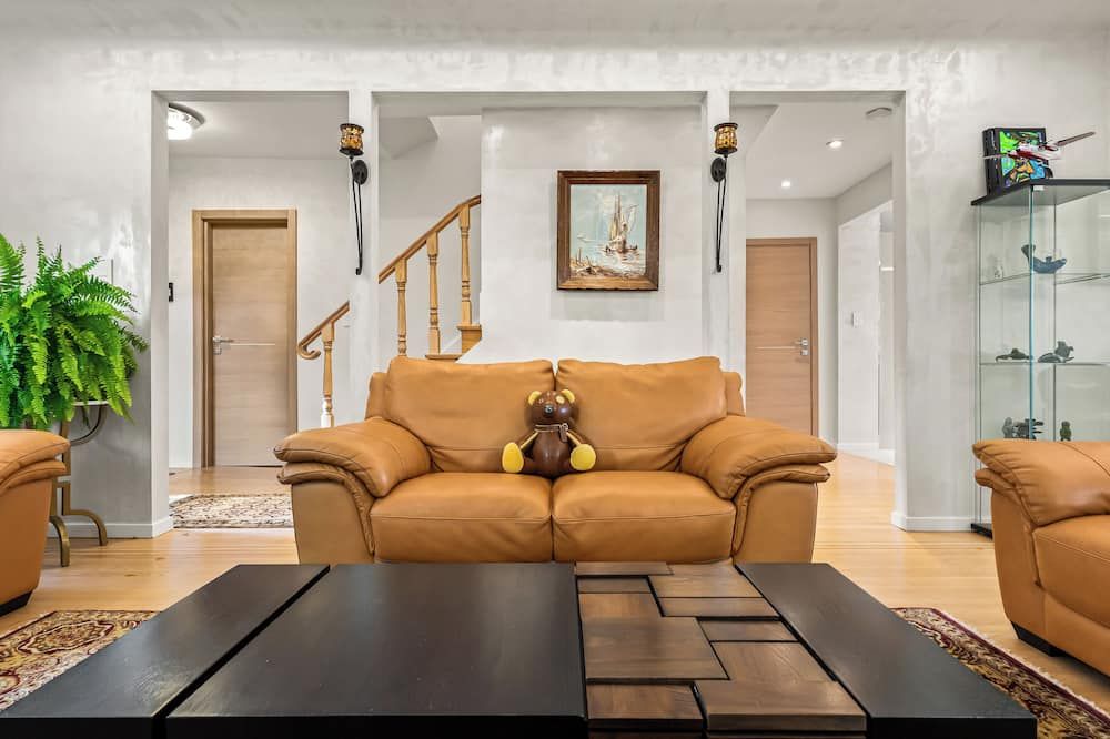 Beautiful 5 Br Westside House + Panoramic Views! - ונקובר - סלון