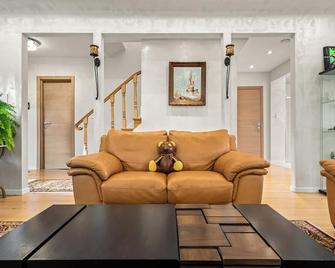 Beautiful 5 Br Westside House + Panoramic Views! - Vancouver - Sala de estar