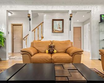 Beautiful 5 Br Westside House + Panoramic Views! - ונקובר - סלון