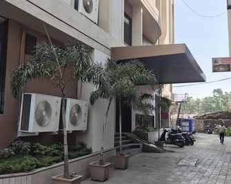 Hotel Gokul Inn & Banquet - Vapi