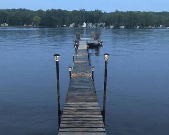 Conesus Lake NY Lakefront level next to Long Point Park minutes from everything - Geneseo - Outdoors view