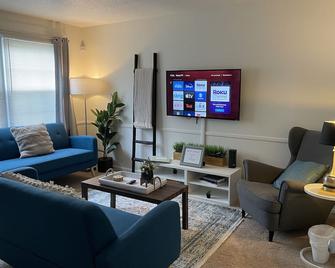 Private Fenced Yard, Dog Friendly, 2min To Hpu, 5min To Eats, 3 Smart Tvs - High Point - Living room