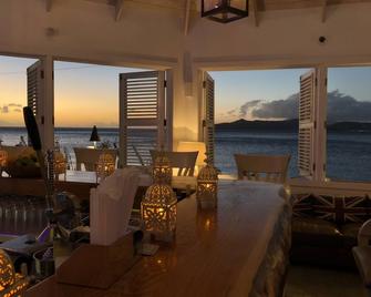 A Lovely West Indies Experience. 3BRs, 3Baths. at the foot of the Rain Forest - Gingerland - Restaurant