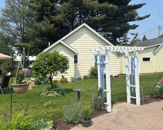 Romantic cottage+Boating with dock, + ATV trails + Fishing+ .5 mile to downtown! - Chetek - Patio