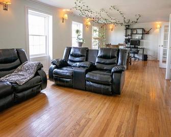 Serena & Peaceful Heritage House in Historic Amherst, Nova Scotia with big yard. - Amherst - Вітальня