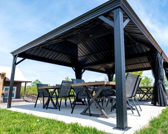 Peaceful Tented Cabin with Fire Pit and Fantastic Sights in Logan, Ohio - Logan - Patio