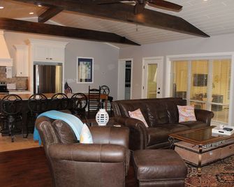 Lake Eufaula Longtown Waterfront home with private dock;4 BR plus loft; 3.5 bath - Eufaula - Living room