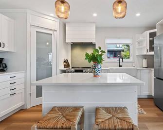 Downtown Tofino Bungalow-Tonquin, Restaurants, Tours - Tofino - Küche