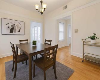 Cozy & Inviting 2br Apartment - Chicago - Dining room