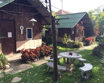 Rainbow House Pai - Pai - Patio