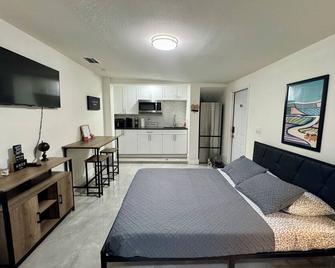 Cozy Studio Apartment in WPB, very close to the airport - West Palm Beach - Bedroom