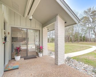 Peaceful Longview Home with Pond, 6 Mi to Downtown! - Longview