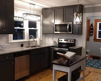 Completely renovated single family home with new furnishings. - Mooresville - Kitchen