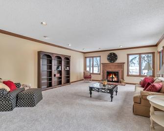 Bright and spacious farm house retreat. - Fenton - Living room