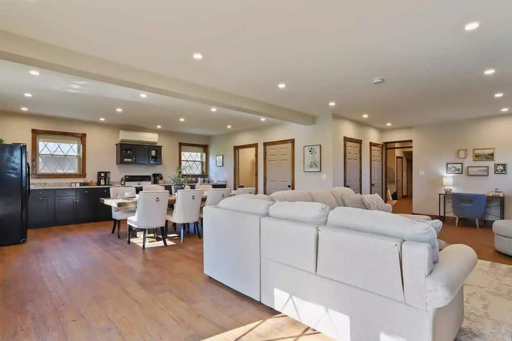 Spacious & Private 4BR Retreat - Noted for Cleanliness and Thoughtful Touches