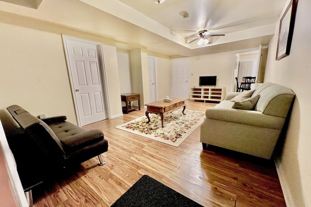 Cozy 2BR Basement Apt in Newmarket - Newmarket - Huiskamer