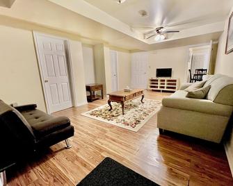 Cozy 2BR Basement Apt in Newmarket - Newmarket - Living room