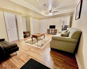 Cozy 2BR Basement Apt in Newmarket - Newmarket - Huiskamer