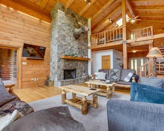 Reflection Ridge w/ Pond & Hot Tub + 35 min to Penn State - Mill Hall - Sala de estar
