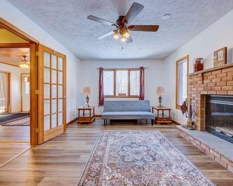 Luxurious and Cozy 4-Bedroom Chalet in Arrowhead Lake! - White Haven - Living room