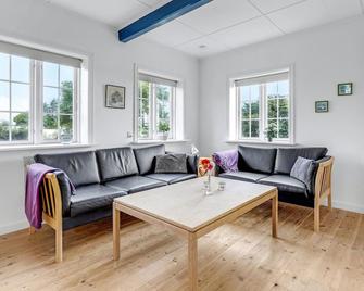 Beautiful Home In Svaneke With Kitchen - Svaneke - Living room