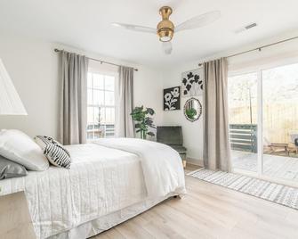 Luxe Cottage w/ hot tub + firepit + library near lake. Pet friendly! - Lexington - Schlafzimmer