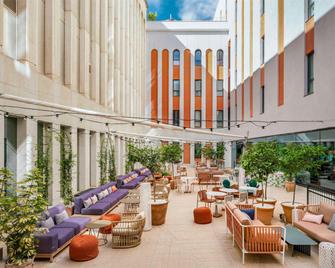 ibis Styles Sevilla City Santa Justa - Seville - Patio