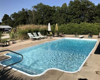 Pet-Friendly Log Cabin with an Outdoor Pool near Crofton, Kentucky - Hopkinsville - Piscina