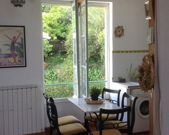 Apartment With Sea Views Located In The Old Part Of Menton. Unique Well Equipped - Menton - Dining room