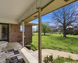 Large family friendly country home - Monett - Balcón