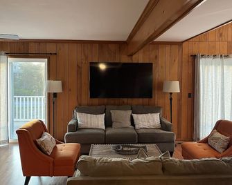 E-SEA-LIVIN' Oceanside Coastal Cottage in Corolla, 4 min walk to the beach! - Corolla - Living room