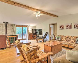 Port Jervis Home about 8 Acres with Mountain View! - Port Jervis - Sala de estar