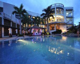 The Avenue Plaza Hotel - Naga City - Bazén