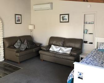 Mount Maunganui Little Blue Bach - Mount Maunganui - Living room
