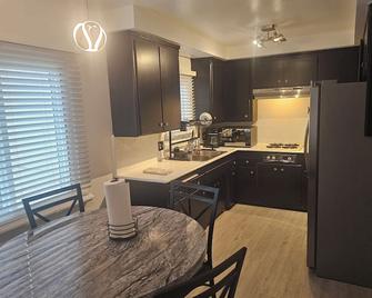 Cozy 1-bedroom condo the new Mecca with WiFi and AC in charming Inglewood - Inglewood - Kitchen