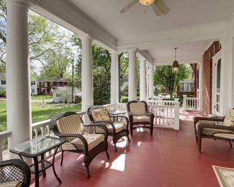 Historic Mansion - Quincy - Patio